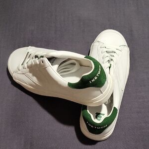 NWOT, "Tretorn, men's tennis Shoes" Size 8.5 Medium"
